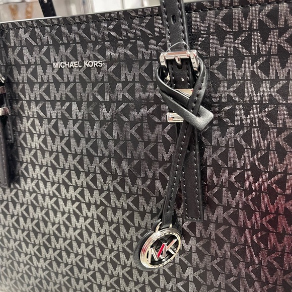 MICHAEL KORS Quinn Large EW Top Zip Metallic Signature Logo Tote Bag
Black 
NWT - Picture 6 of 16